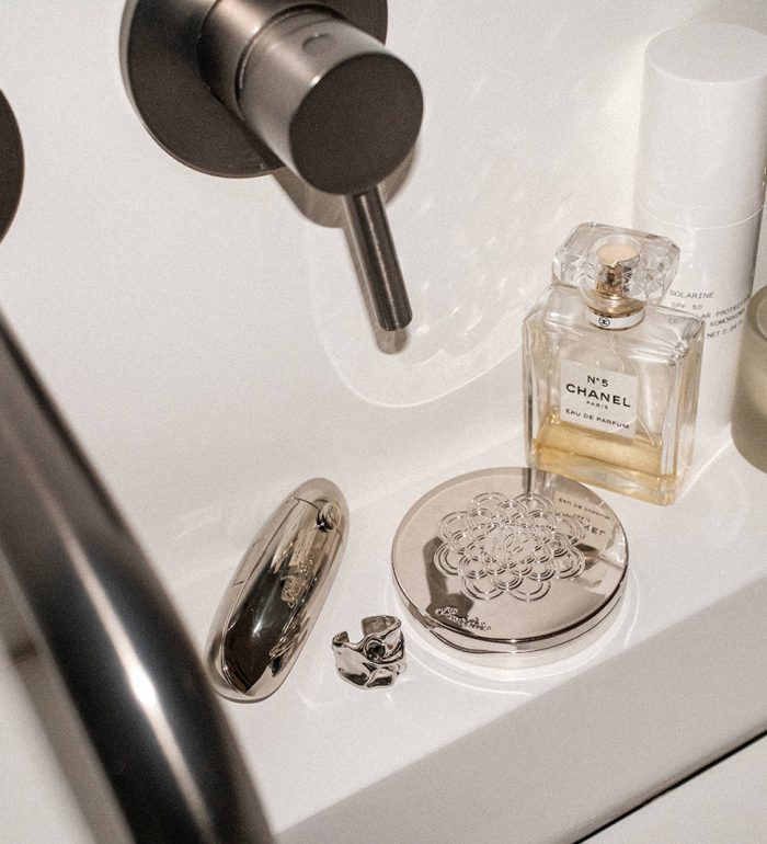 kaboompics_clean-aesthetics-serene-bathroom-ambiance-with-luxury-skincare-products-35252