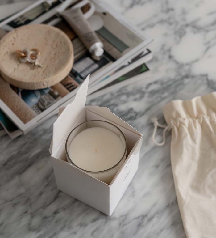 kaboompics_elegant-aromatic-candle-unboxing-on-marble-tabletop-ugc-style-interior-design-34732