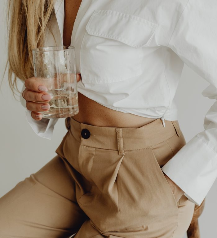 kaboompics_white-shirt-glass-of-water-27507